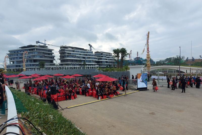 Suasana area Blok D kawasan Lapangan Upacara Istana Negara IKN, Kalimantan Timur, yang mulai diisi peserta undangan HUT Ke-79 RI dari kalangan pekerja konstruksi, Sabtu (17/8/2024). (ANTARA/Andi Firdaus)