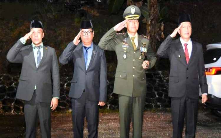 Pj Bupati Barito Utara, Muhlis beserta unsur FKPD saat mengikuti apel kehormatan dan renungan suci di Taman Makam Pahlawan (TMP) Dharma Persada Muara Teweh, Jumat malam 16 Agustus 2024.(foto: Dhani)