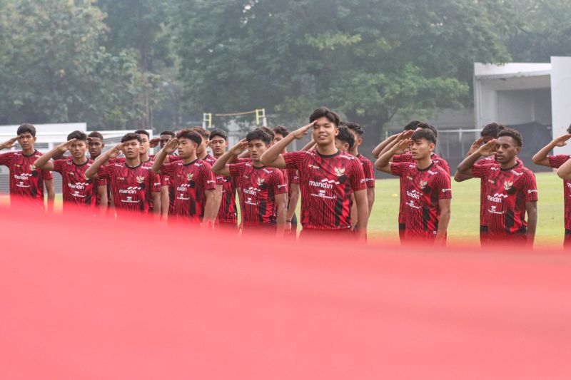 Para pemain timnas Indonesia U-20 mengikuti upacara bendera memperingati HUT ke-79 Republik Indonesia dalam sesi latihan di Stadion Madya, Senayan, Jakarta, Sabtu (17/8/2024) (ANTARA/HO-Dok. Muhammad Alif Aziz Mardiansyah/Pri)
