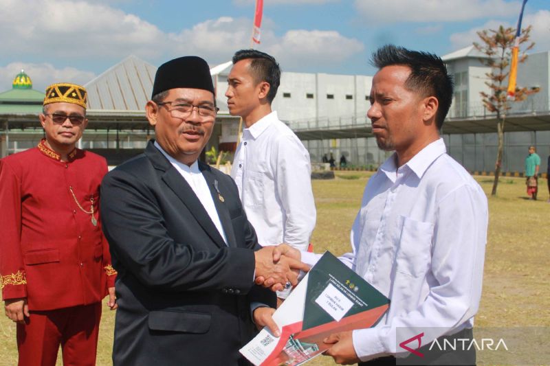 Penjabat Bupati Lombok Barat Ilham (kedua kiri) didampingi Kepala Lapas Kelas IIA Lombok Barat M. Fadli (kiri) menyerahkan secara simbolis SK remisi HUT Ke-79 Kemerdekaan RI kepada warga binaan di Kuripan, Lombok Barat, NTB, Sabtu (17/8/2024). (ANTARA/HO-Lapas Lombok Barat)