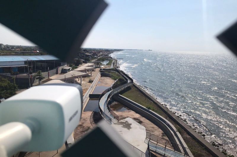 Pemerintah Kota Pekalongan memasang kamera televisi pengawas di Pantai Sari Pekalongan. (ANTARA/HO-Humas Kota Pekalongan)
