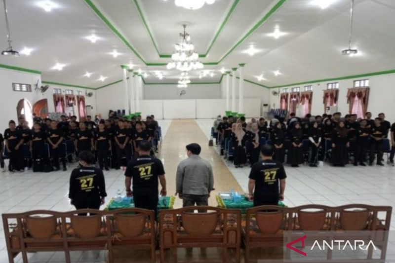 Komisi Pemilihan Umum (KPU) Kabupaten Tanah Bumbu menyosialisasikan pemilih pemula program "Goes to School" di Kecamatan Simpang Empat di Gedung Mahligai Bersujud (Kapet), Tanah Bumbu, Kalimantan Selatan, Jumat (16/8/2024). (ANTARA/Sujud Mariono)