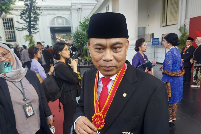 Menteri Komunikasi dan Informatika (Menkominfo) Budi Arie Setiadi saat menyampaikan keterangan di Istana Kepresidenan Jakarta, Rabu (14/8/2024). (ANTARA/Andi Firdaus)