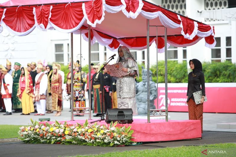 Bupati Banyuwangi Ipuk Fiestiandani mengenakan baju adat Minangkabau, saat upacara peringatan HUT ke-79 Kemerdekaan RI di halaman Kantor Pemkab Banyuwangi, Jatim. Sabtu (17/8/2024) ANTARA/HO-Humas Pemkab Banyuwangi
