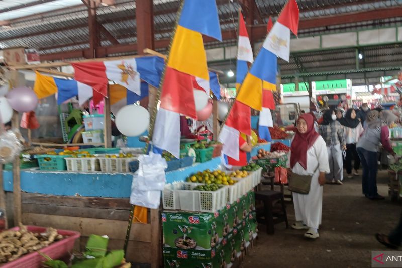 Lapak pedagang di Pasar Tradisional Aurduri, Kota Jambi, dihiasi dengan Bendera Merah Putih dan ornamen lainnya untuk memeriahkan HUT ke -79 RI, Sabtu (17/8/2024). (ANTARA/Tuyani)