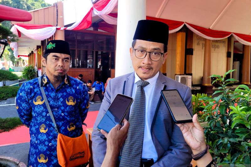 Kepala Balai TN Baluran Situbondo, Jawa Timur, Johan Setiawan memberikan keterangan kepada wartawan. Sabtu (17/8/2024). ANTARA/Novi Husdinariyanto
