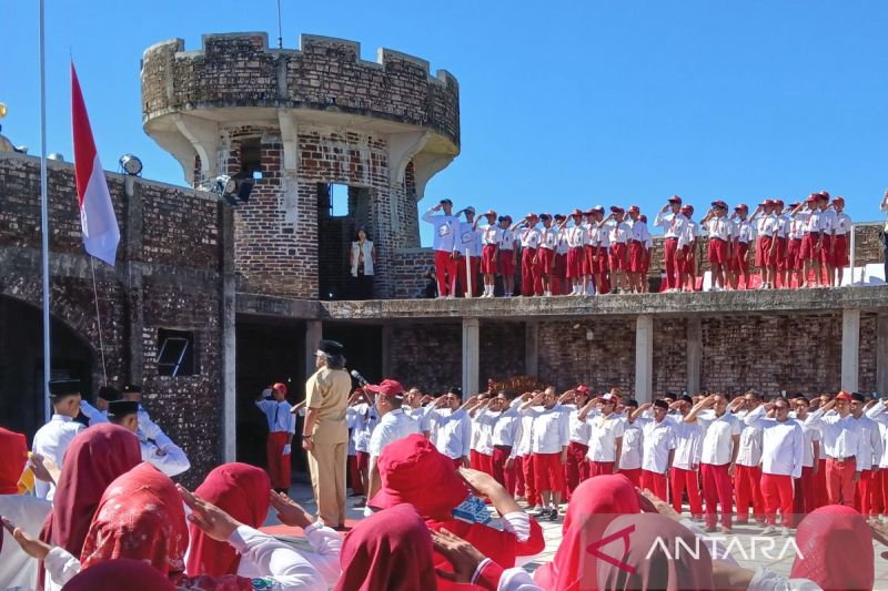 Ratusan Desa Campurejo, Kabupaten Temanggung, Jawa Tengah, mengikuti upacara HUT Ke-79 Kemerdekaan RI di lokasi wisata Benteng Sata, Sabtu (17/8/2024). ANTARA/Heru Suyitno
