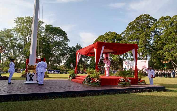 Pengibaran bendera merah putih di Upacara Peringatan ke-79 Kemerdekaan Republik Indonesia Tingkat Kabupaten Kotawaringin Barat, Sabtu, 17 Agustus 2024 (FOTO: NURITA)