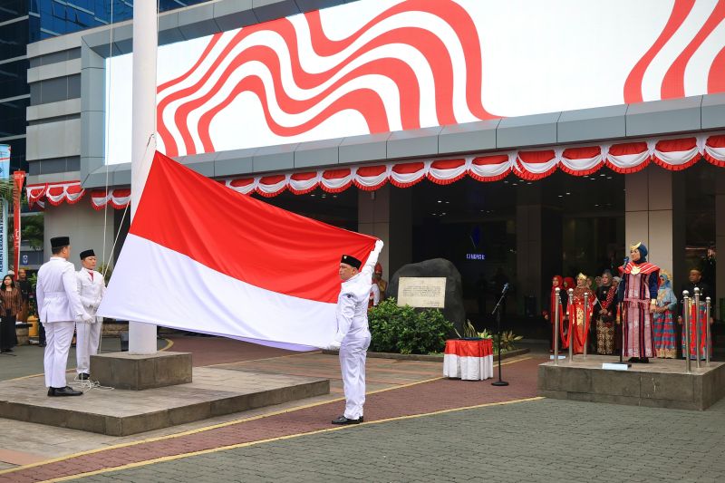 Menaker Ida Fauziyah (kanan) ketika menyaksikan pengibaran Merah Putih dalam upacara peringatan HUT ke-79 RI di Kantor Kemnaker, Jakarta, Sabtu (17/8/2024) (ANTARA/HO-Kemnaker)