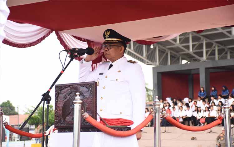 Pj Bupati Kapuas, Darliansjah saat jadi inspektur upacara peringati HUT ke 79 RI, Stadion Panunjung Tarung, Sabtu, 17 Agustus 2024. (FOTO: IST*?