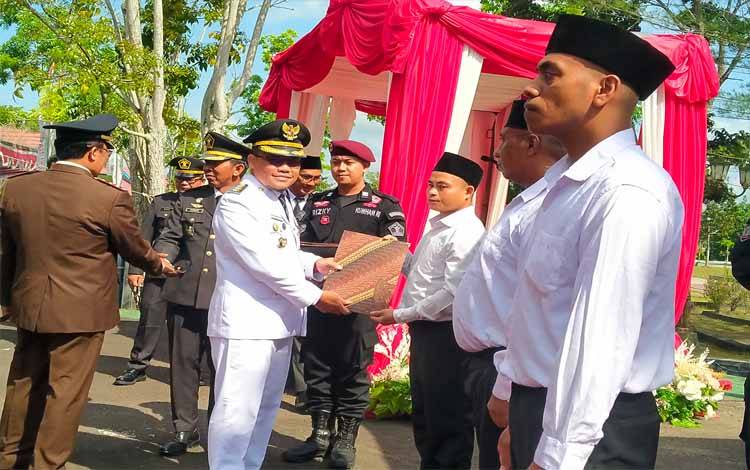 Pejabat Bupati Sukamara Rendy Lesmana saat memberikan remisi kepada WBP Lapas Kelas III Sukamara usai Upacara HUT RI ke 79 di halaman kantor bupati setempat, Sabtu, 17 Agustus 2024. (FOTO:NORHASANAH)