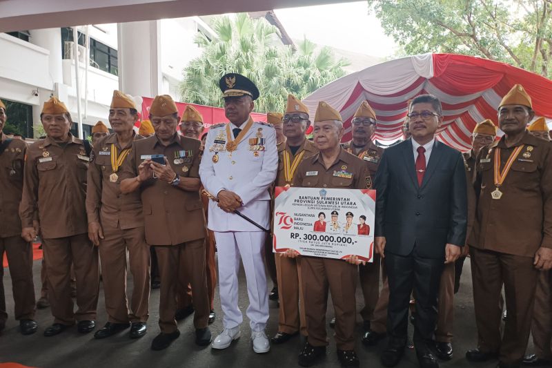 Gubernur Olly Dondokambey foto bersama usai menyerahkan bantuan untuk LVRI Sulut senilai Rp300 juta. (ANTARA/Karel A Polakitan)