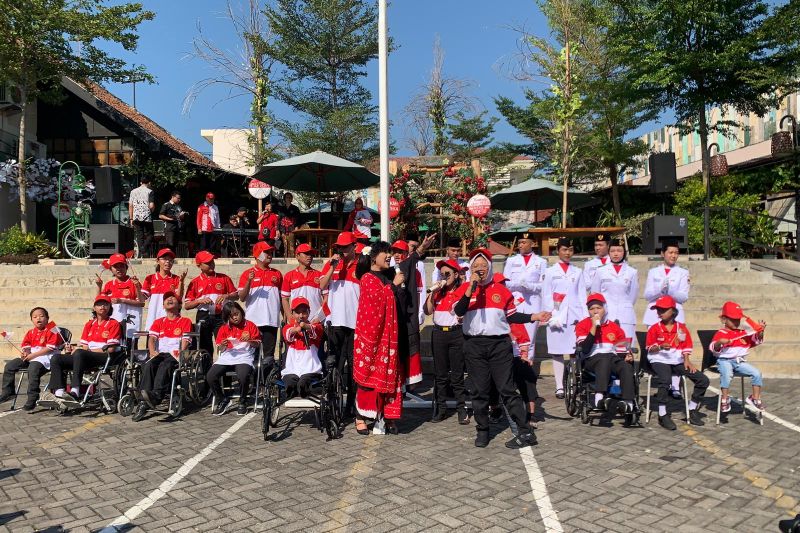 Puluhan siswa difabel usai melaksanakan upacara bendera memeringati HUT Kemerdekaan RI di halaman Restoran D'Kambodja, Semarang, Sabtu (17/8/2024). (ANTARA/Zuhdiar Laeis)