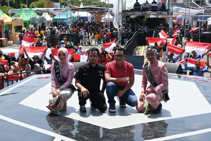 Penjabat Bupati Cirebon Wahyu Mijaya (tengah baju merah) saat menghadiri kegiatan di Stadion Watubelah Cirebon, Jawa Barat, Sabtu (17/8/2024), terkait peringatan HUT ke-79 RI. ANTARA/HO-Diskominfo Cirebon