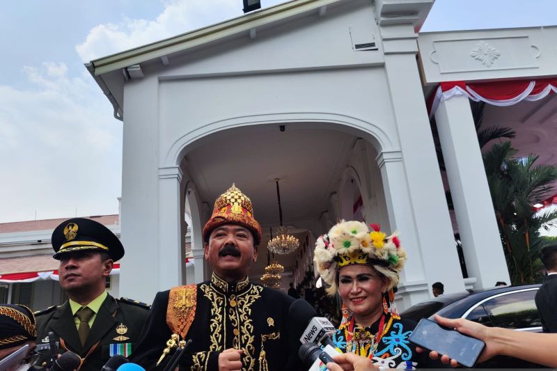 Menteri Koordinator Bidang Politik, Hukum, dan Keamanan Hadi Tjahjanto menghadiri Upacara Detik-Detik Proklamasi dalam rangka peringatan HUT Ke-79 Kemerdekaan RI di Istana Merdeka, Jakarta, Sabtu (17/8/2024). ANTARA/Mentari Dwi Gayati