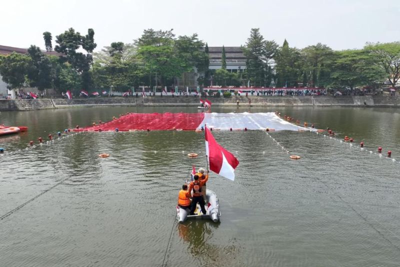 Pembentangan bendera merah putih raksasa di Danau Retensi 3 KP3B Serang, Sabtu (17/8/2024). (ANTARA/HO-Pemprov Banten)