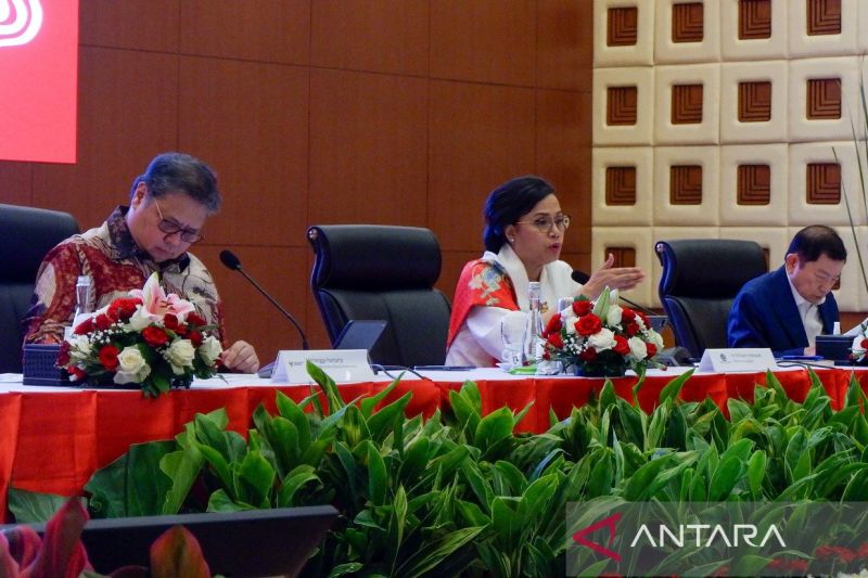 Menteri Keuangan (Menkeu) Sri Mulyani Indrawati (tengah) menghadiri konferensi pers RAPBN 2025 di kantor pusat Direktorat Jenderal Pajak Kementerian Keuangan, Jakarta, Jumat (16/8/2024) sore. ANTARA/Uyu Septiyati Liman