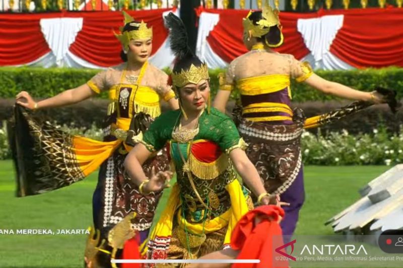 Tangkapan layar saat penampilan Tari Langendriyan "Sirnaning Satru Nagri dalam rangkaian upacara penurunan bendera dalam rangka memperingati Hari Ulang Tahun (HUT) ke-79 Republik Indonesia di Istana Merdeka, Jakarta, Sabtu (17/8/2024). (ANTARA/Fathur Rochman)