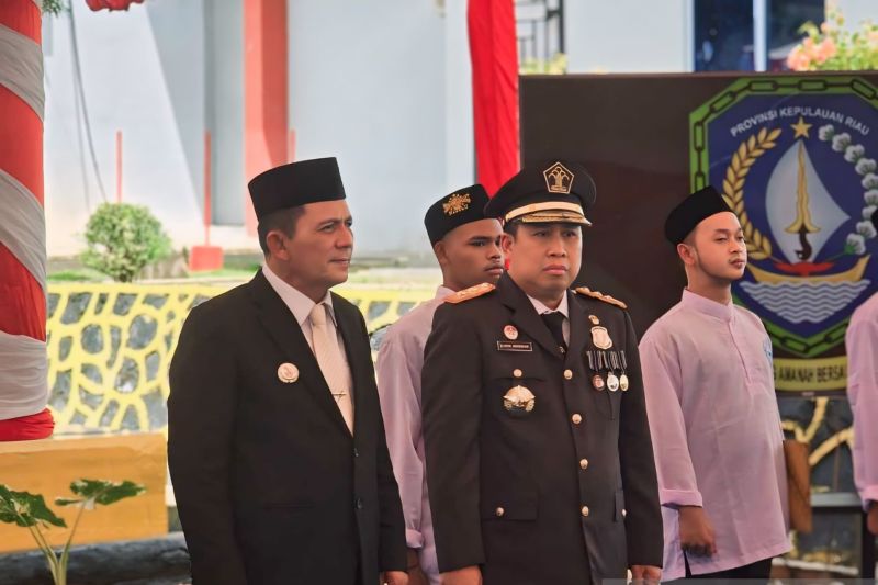 Kepala Kanwil Kemenkumham Kepri I Nyoman Gede Surya Mataram (dua kiri) bersama Gubernur Kepri Ansar Ahmad (kiri) saat penyerahan remisi HUT Ke-79 RI di Lapas Narkotika Kelas II A Tanjungpinang, Sabtu (17/8/2024). (ANTARA/Ogen)