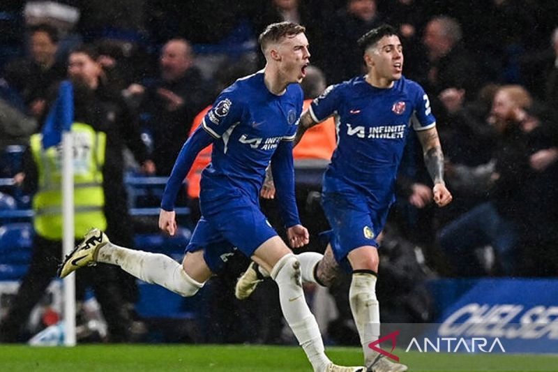 Foto arsip - Gelandang serang Chelsea Cole Palmer (kiri) merayakan gol kemenangan atas Manchester United di Stamford Bridge. ANTARA/AFP/Glyn Kirk/am.
