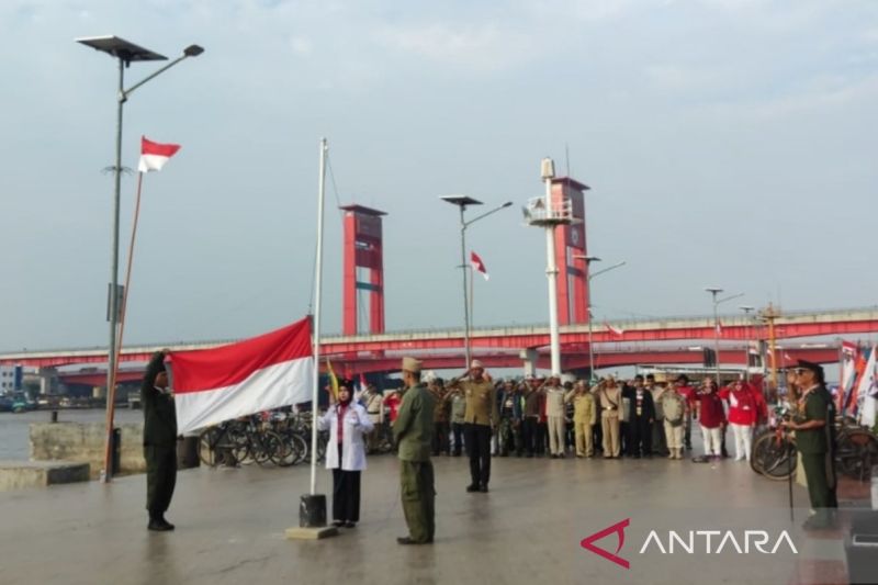 Komunitas sepeda tua Indonesia (Kosti) Sumatera Selatan menyemarakkan Hari Ulang Tahun Kemerdekaan Republik Indonesia ke-79 tahun 17 Agustus 2024 di kawasan Jembatan Ampera, Kota Palembang, Sabtu (17/8/2024). ANTARA/ M Imam Pramana