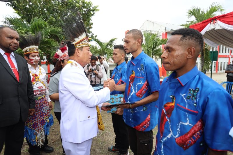 Penjabat Gubernur Papua Ramses Limbong saat memberikan berkas remisi kepada salah satu perwakilan narapidana di Lapas Abepura, Sabtu (17/8/2024). (ANTARA/HO-Pemprov Papua)