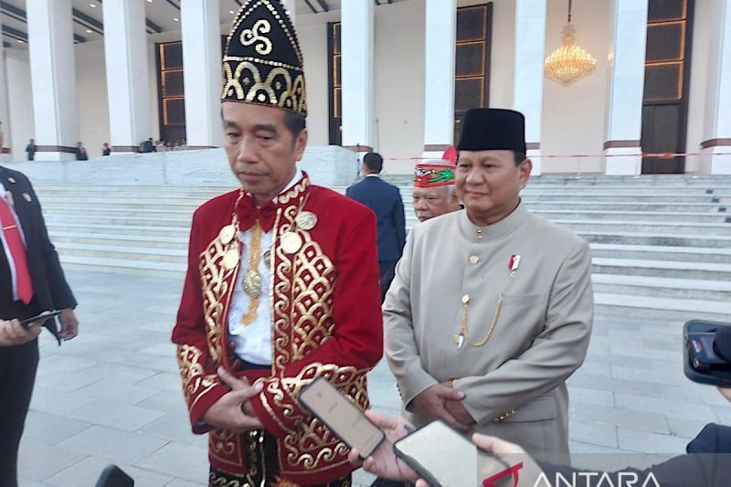 Presiden Joko Widodo (kiri) didampingi Presiden Terpilih Prabowo Subianto (kanan) menjawab pertanyaan pers setelah Upacara Penurunan Bendera Merah Putih pada Peringatan HUT ke-79 RI di Istana Negara, IKN, Sabtu (17/8/2024). (ANTARA/Andi Firdaus)