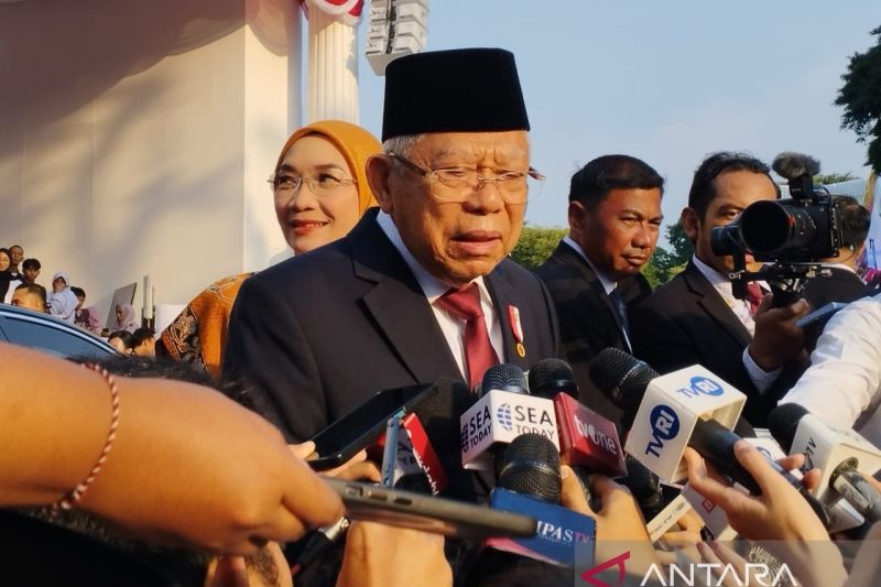 Wakil Presiden (Wapres) Ma'ruf Amin memberikan keterangan pers usai menghadiri Upacara Penurunan Bendera Merah Putih di Istana Merdeka Jakarta, Sabtu (17/8/2024). ANTARA/Benardy Ferdiansyah