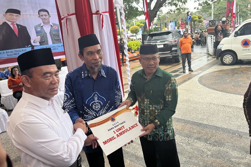 Menteri Koordinator Bidang Pembangunan Manusia dan Kebudayaan (Menko PMK) Muhadjir Effendy dan Kepala Badan Nasional Penanggulangan Bencana (BNPB) Suharyanto menyerahkan bantuan penanggulangan bencana kepada Penjabat Wali Kota Ambon Dominggus N Kaya. di Balai Kota Ambon, Sabtu (17/8). ANTARA/ Penina F Mayaut.