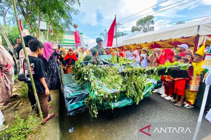 Peserta pawai karnaval membawa replika alutsista tank saat mengikuti pawai karnaval, dalam rangka memeriahkan Hari Ulang Tahun Ke-79 Kemerdekaan Republik Indonesia, di Kompleks Perkantoran Suka Makmue, Kabupaten Nagan Raya, Provinsi Aceh, Sabtu (17/8/2024). (ANTARA/Teuku Dedi Iskandar)