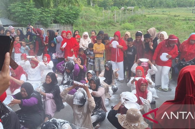 Peserta sedang mengikuti lomba estafet tepung di Gampong Nusa (ANTARA/M Ifdhal)