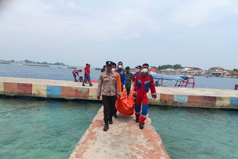 Petugas mengevakuasi jasad terapung di perairan Pulau Pramuka Kabupaten Kepulauan Seribu pada Sabtu siang. ANTARA/HO-Polres Kepulauan Seribu