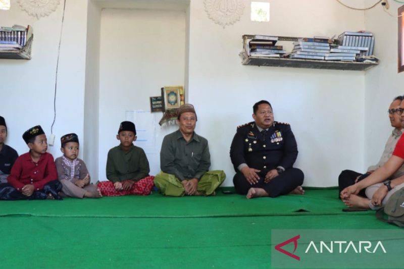 Kapolres Pamekasan AKBP Jazuli Dani Iriawan saat mengunjungi pesantren untuk anak yatim di Desa Bukek, Kecamatan Tlanakan, Pamekasan, Sabtu (17/8/2024). (ANTARA/ HO-Polres Pamekasan)