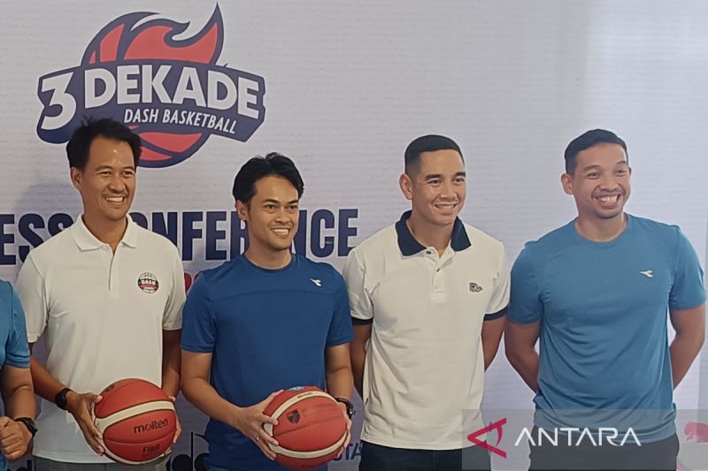 Mantan pebasket nasional Dimas Mahendra atau kerap disapa Mbot (kanan), dalam salah satu kegiatan persiapan turnamen bola basket di Jakarta, Kamis (20/6/2024). ANTARA/Donny Aditra