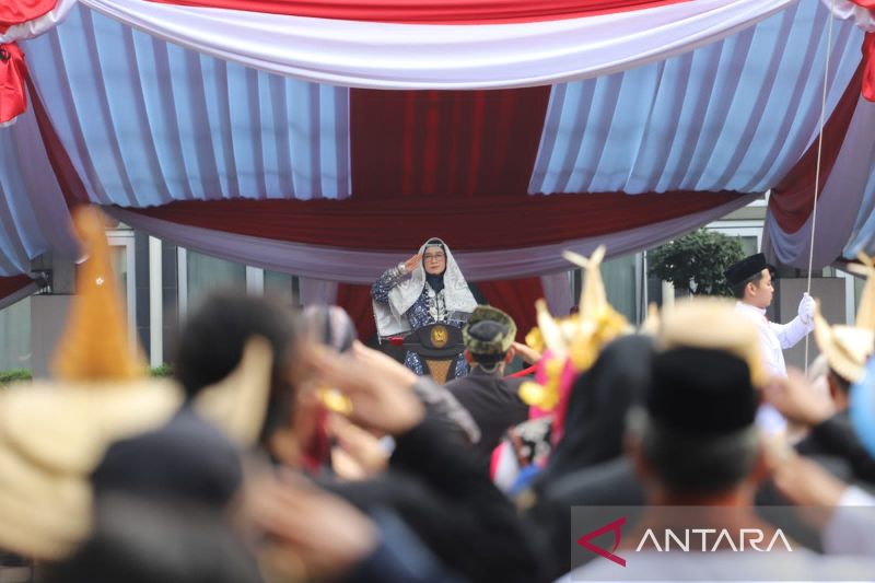 Sekretaris Kementerian PANRB Rini Widyantini saat memimpin Upacara HUT Ke-79 RI di Kantor Kementerian PANRB, Jakarta, Sabtu (17/8/2024). (ANTARA/HO-Humas Kementerian PANRB)