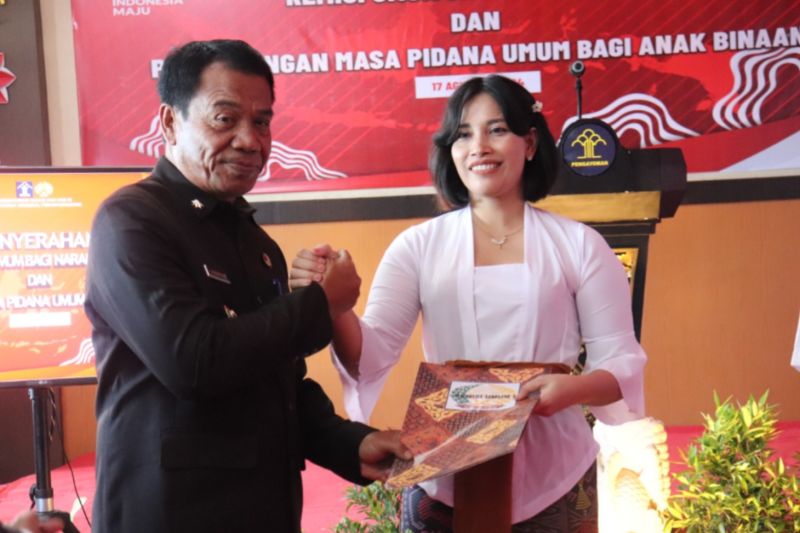 Penjabat Bupati Buleleng Ketut Lihadnyana memberikan berkas remisi kepada narapidana di Lapas Kelas IIB Singaraja, Buleleng, Bali, Sabtu (17/8/2024). ANTARA/HO-Humas Pemkab Buleleng