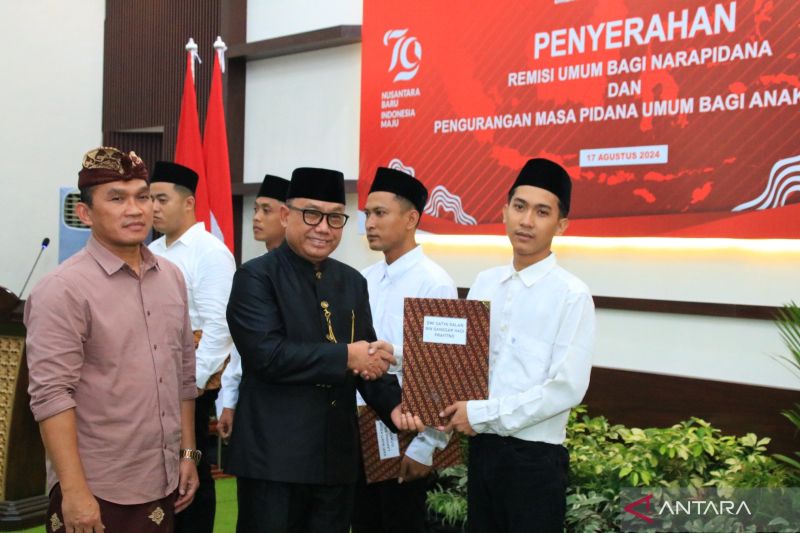Sekda Banyuwangi Mujiono (dua kiri) menyerahkan secara simbolis SK remisi kepada narapidana di Lapas Kelas II A Banyuwangi, Jawa Timur, Sabtu (17/8/2024). ANTARA/HO-Humas Lapas Banyuwangi