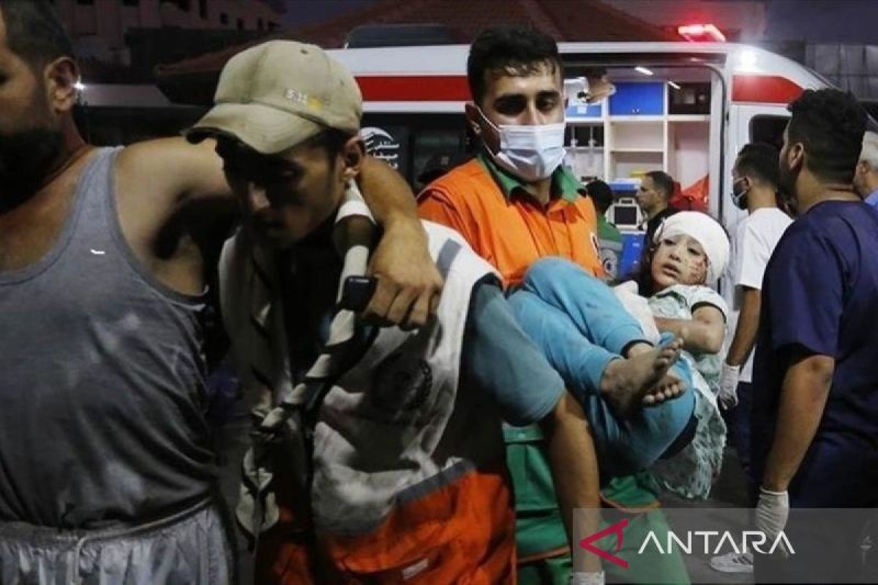 Arsip - Petugas medis membawa korban serangan Israel ke sebuah rumah sakit di Gaza. ANTARA/Anadolu Agency/am.