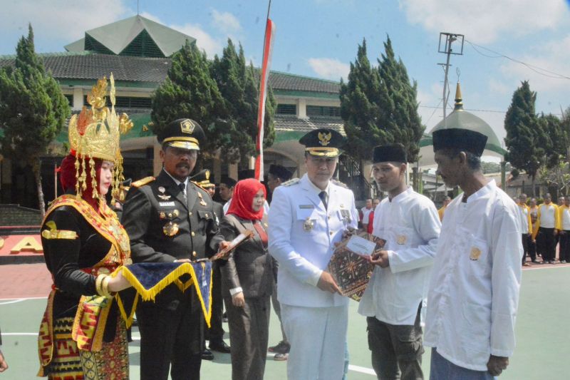 Pj Wali Kota Malang Iwan Kurniawan didampingi Kepala Lapas Kelas I Malang Ketut Akbar Herry Achjar menyerahkan secara simbolis remisi kepada seorang WBP, Sabtu (17/8/2024). ANTARA/HO-Humas Lapas Kelas I Malang.
