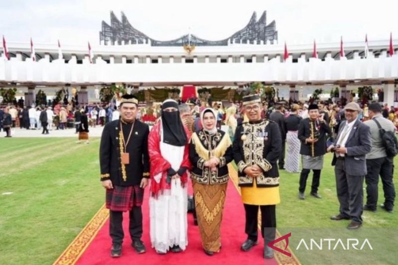 Pj Gubernur Kaltim Akmal Malik bersama ketua DPRD Kaltim Hasanuddin Mas'ud didampingi para istri saat menghadiri upacara HUT RI di IKN (Adpim Pemprov Kaltim)