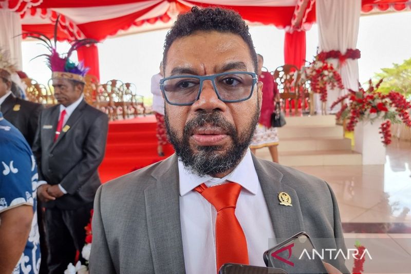 Anggota DPD Republik Indonesia Filep Wamafma saat ditemui awak media seusai mengikuti upacara HUT Ke-79 Kemerdekaan Republik Indonesia di Manokwari, Papua Barat, Sabtu. (ANTARA/Fransiskus Salu Weking)