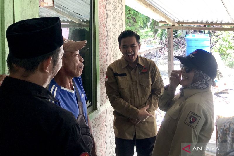 Anggota Bawaslu RI Lolly Suhenty (kanan) mengecek langsung pencocokan dan penelitian (coklit) di rumah-rumah warga yang ada di sekitar Patok Perbatasan RI-Malaysia PB-02 di Desa Aji Kuning, Sebatik Tengah, Kalimantan Utara, Sabtu (17/8/2024). ANTARA/Genta Tenri Mawangi.