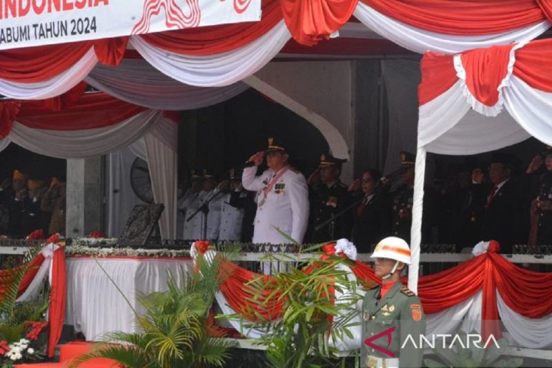 Pj Wali Kota Sukabumi Kusmana Hartadji saat menjadi inspektur upacara puncak peringatan HUT ke-79 RI tingkat Kota Sukabumi, Jabar yang dipusatkan di Lapang Merdeka pada Sabtu (17/8/2024). ANTARA/Dok/Dokpim Kota Sukabumi