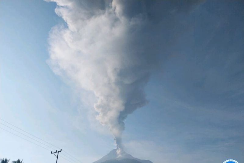 Visual erupsi Gunung Lewotobi Laki-laki di Flores Timur, NTT dengan ketinggian mencapai 1.500 meter dari atas puncak, Minggu (18/8/2024). (ANTARA/HO-PVMBG)