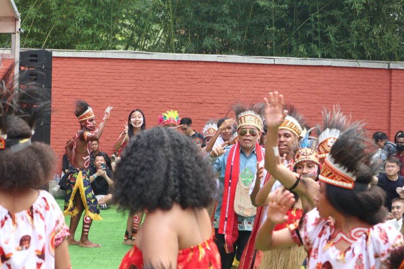 Duta Besar RI untuk Tiongkok dan Mongolia Djauhari Oratmangun menari bersama para pelajar dari provinsi Papua Barat Daya dalam gelaran Indonesian Fair: Gempita Merdeka di KBRI Beijing, China pada Sabtu (17/8). (ANTARA/Desca Lidya Natalia)