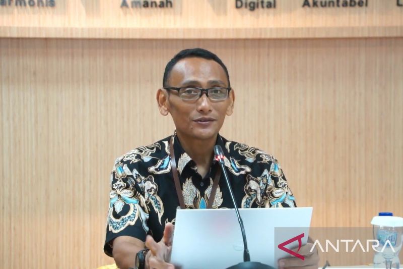 Kepala Kantor Wilayah DJPb Provinsi Papua Barat Purwadhi Adhiputranto saat konferensi pers di Gedung Keuangan Negara Manokwari. (ANTARA/Fransiskus Salu Weking)