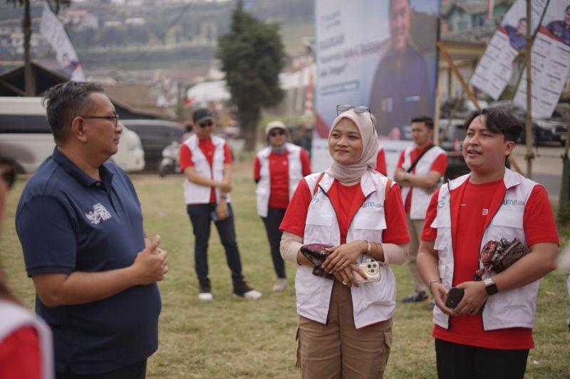 Asisten Deputi Tanggung Jawab Sosial Lingkungan (TJSL) Kementerian Badan Usaha Milik Negara (BUMN) Edi Eko Cahyono saat mengunjungi acara Relawan Bakti BUMN Batch VI Pasuruan. (ANTARA/HO-PT SIER)