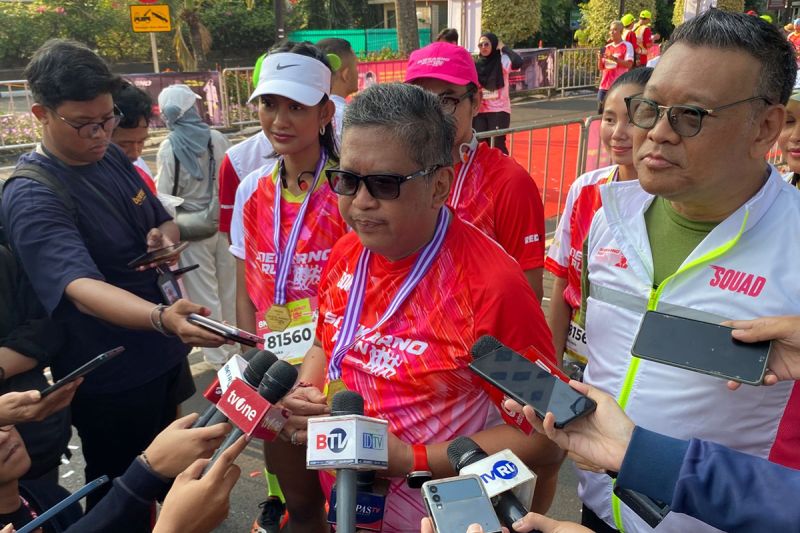 Sekretaris Jenderal PDIP Hasto Kristiyanto menjawab pertanyaan wartawan di Parkir Timur Senayan, kompleks Stadion Utama Gelora Bung Karno (SUGBK), Jakarta, Minggu (18/8/2024). ANTARA/Fath Putra Mulya