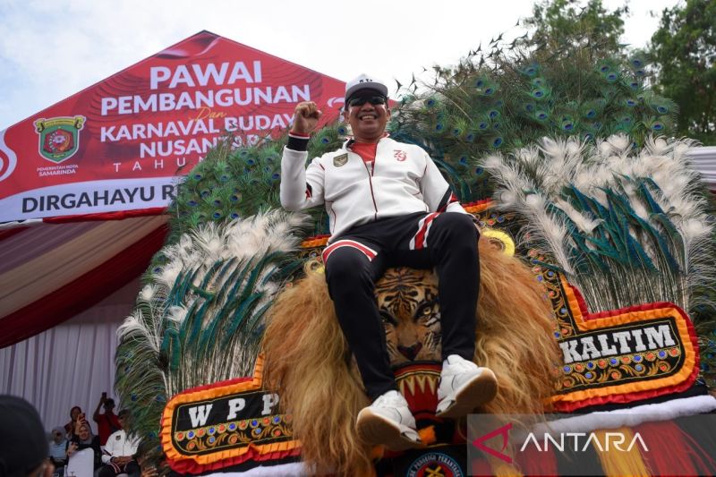 Wali Kota Andi Harun saat diarak reog usai membuka Karnaval Pembangunan Samarinda, di Jalan Kesuma Bangsa, Samarinda, Kaltim, Minggu (18/8/2024). (ANTARA FOTO/M Risyal Hidayat)
