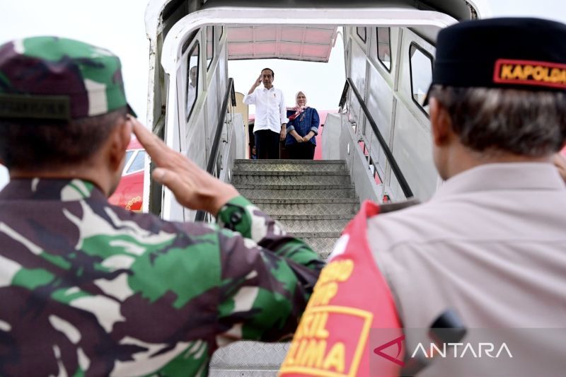 Presiden Joko Widodo bertolak kembali ke Jakarta menggunakan Pesawat Kepresidenan Indonesia-1 melalui Bandara Internasional Sultan Aji Muhammad Sulaiman Sepinggan, Kota Balikpapan, Minggu (18/8/2024), usai menghadiri rangkaian HUT Ke-79 RI di IKN, Kalimantan Timur. (ANTARA/HO-Sekretariat Presiden)